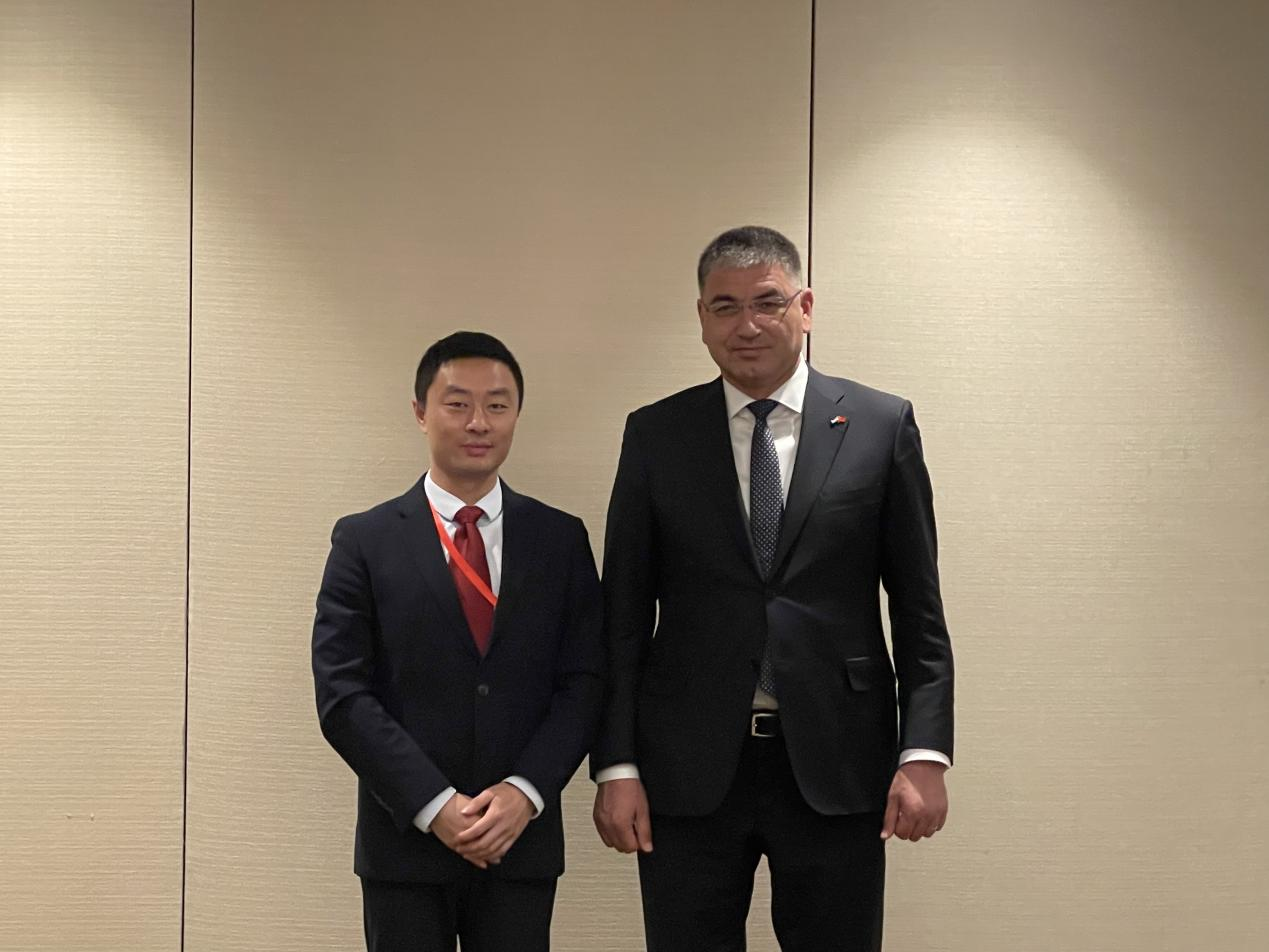 劉春陽外事總監(左)與阿茲扎諾維奇州長(右)