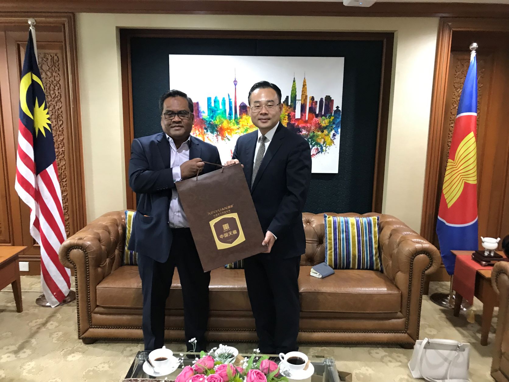 徐誠直副總裁(右)與諾曼大使(左)