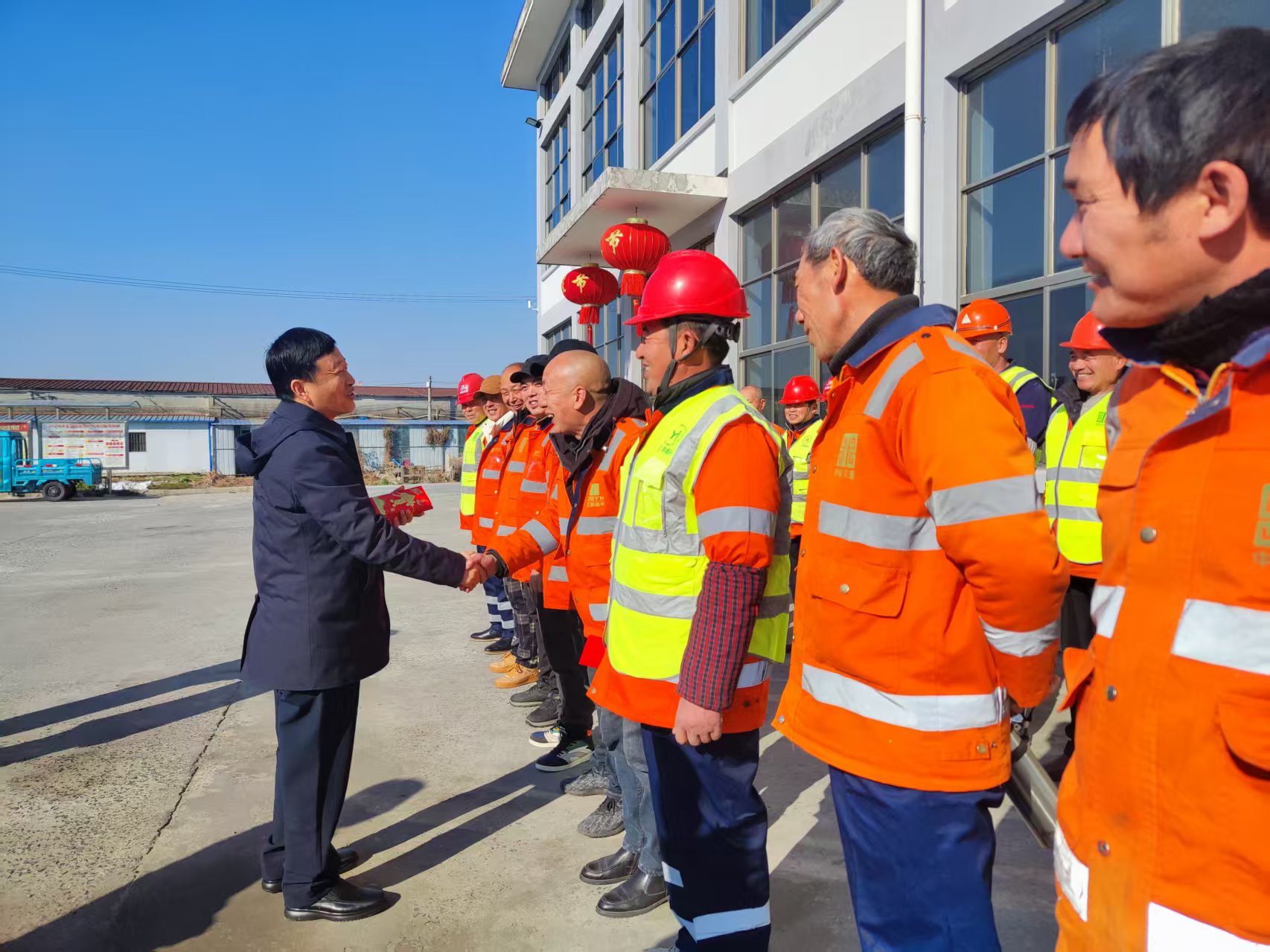 總經(jīng)理楊建銀帶領(lǐng)總經(jīng)辦走訪慰問一線環(huán)衛(wèi)工人